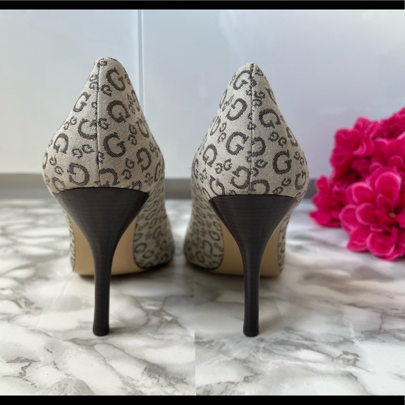 BRAND NEW Pair of GUESS Brown and Tan High-heels Shoes - Picture 3 of 9